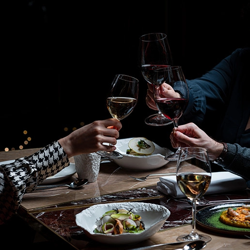 Moment of conviviality between several people at Dans le Noir ? restaurant