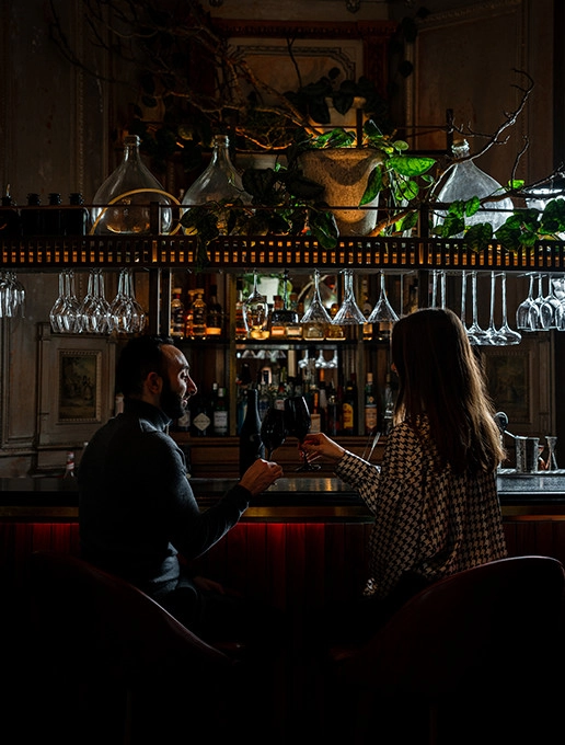 Couple on a blind date at the bar in Dans le Noir ?