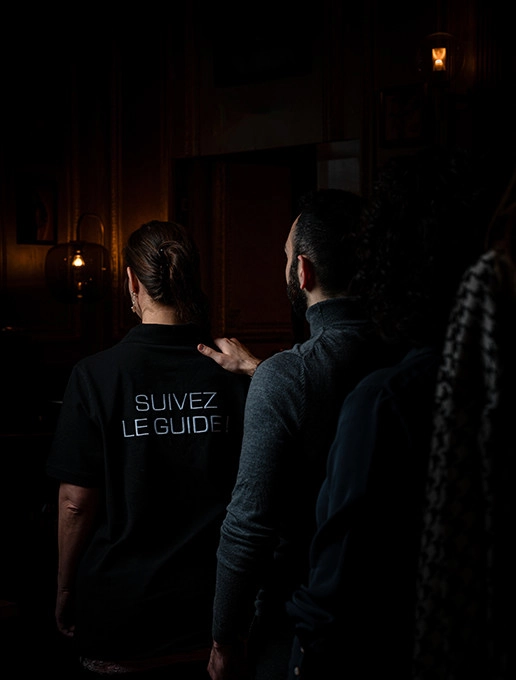 Un groupe marchant en file indienne, célébrant une soirée enterrement de vie de garçon à Dans le Noir ?