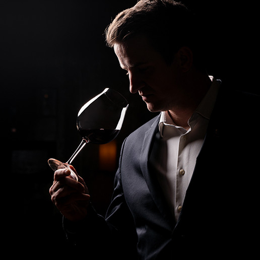 Un homme dégustant un verre de vin à Dans le Noir ?