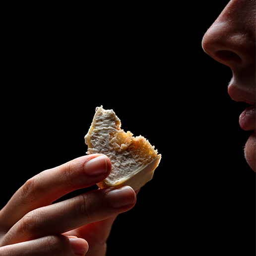 Femme savourant une bouchée à Dans le Noir ?