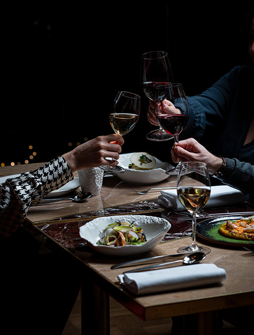 Un groupe célébrant un anniversaire au restaurant Dans le Noir ?