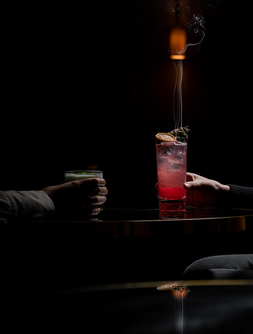Couple marié trinquant à leur anniversaire de mariage à Dans le Noir ?