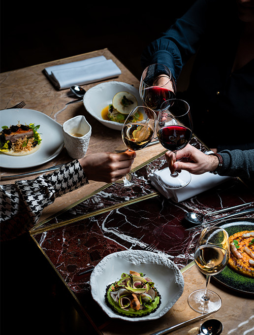 Un groupe d'invités célébrant un départ avec un dîner gastronomique au restaurant Dans le Noir ?