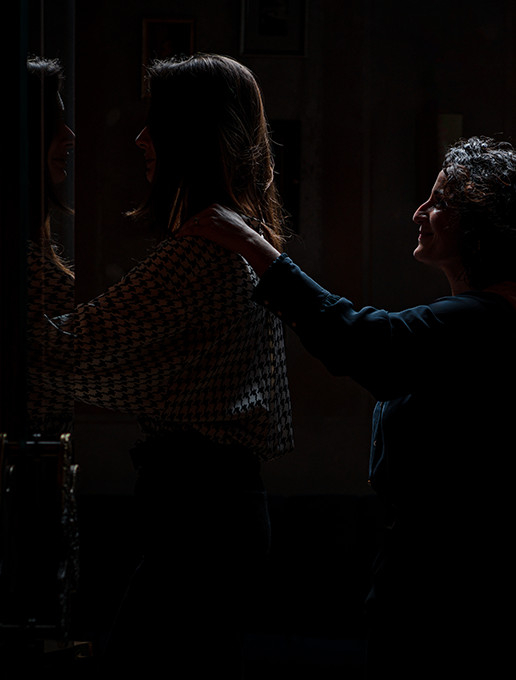 Jeunes femmes en file indienne célébrant un enterrement de vie de jeune fille à Dans le Noir ?