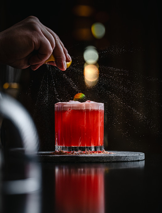 Un cocktail rose servi pendant une soirée de Saint-Valentin au restaurant Dans le Noir ? à Londres.